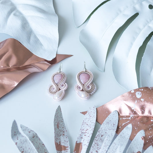 EDEF. Orecchini con monachella LILAC PINK: opale rosa, cristalli, soutache, monachella argento 925
