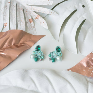 EDEF. Orecchini con perno LOVE GRREN. amazzonite, cristalli Swarovski, perla di cotone, gocce di vetro ceco, cristalli, catena strass, soutache, perno nickel free