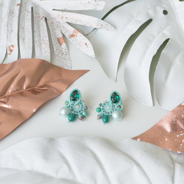 EDEF. Orecchini con perno LOVE GRREN. amazzonite, cristalli Swarovski, perla di cotone, gocce di vetro ceco, cristalli, catena strass, soutache, perno nickel free