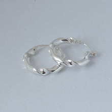 Carica l&#39;immagine nel visualizzatore di Gallery, Orecchini cerchio SILVER CURLY small