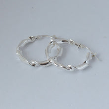 Carica l&#39;immagine nel visualizzatore di Gallery, Orecchini cerchio SILVER CURLY small