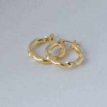 Carica l&#39;immagine nel visualizzatore di Gallery, Orecchini cerchio GOLD CURLY small