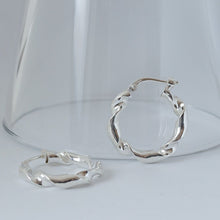 Carica l&#39;immagine nel visualizzatore di Gallery, Orecchini cerchio SILVER CURLY small