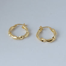 Carica l&#39;immagine nel visualizzatore di Gallery, Orecchini cerchio GOLD CURLY small
