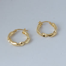 Carica l&#39;immagine nel visualizzatore di Gallery, Orecchini cerchio GOLD CURLY small