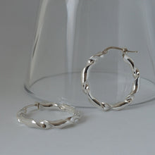Carica l&#39;immagine nel visualizzatore di Gallery, Orecchini cerchio SILVER CURLY big