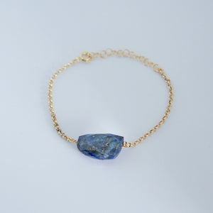 Edef - Braccialetto LAPISLAZZULI STONE in Argento 925 placcatura oro con pietra semi preziosa. Bracciale in catena maglia semplice con unica pietra delle dimensioni di circa 2 cm. lunghezza 15,5 cm più estensione di 4 cm. Chiusura a moschettone. Linea Minimal.