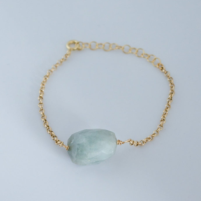 Edef - Braccialetto GIADA STONE in Argento 925 placcatura oro con pietra semi preziosa. Bracciale in catena maglia semplice con unica pietra delle dimensioni di circa 2 cm. lunghezza 15,5 cm più estensione di 4 cm. Chiusura a moschettone. Linea Minimal. Ci sono 3 variante colore-pietra. 