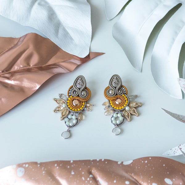 EDEF. Orecchini con monachella SANDSTORM: Pietra di Luna, Ematite, cristalli Swarovski, perline vetro Ceco, strass, perno argento 925
