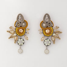 Carica l&#39;immagine nel visualizzatore di Gallery, EDEF. Orecchini con monachella SANDSTORM: Pietra di Luna, Ematite, cristalli Swarovski, perline vetro Ceco, strass, perno argento 925