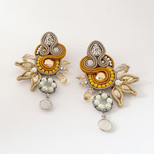 Carica l&#39;immagine nel visualizzatore di Gallery, EDEF. Orecchini con monachella SANDSTORM: Pietra di Luna, Ematite, cristalli Swarovski, perline vetro Ceco, strass, perno argento 925