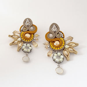 EDEF. Orecchini con monachella SANDSTORM: Pietra di Luna, Ematite, cristalli Swarovski, perline vetro Ceco, strass, perno argento 925