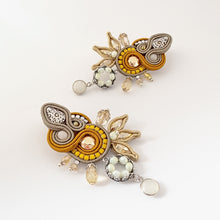 Carica l&#39;immagine nel visualizzatore di Gallery, EDEF. Orecchini con monachella SANDSTORM: Pietra di Luna, Ematite, cristalli Swarovski, perline vetro Ceco, strass, perno argento 925