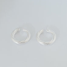 Carica l&#39;immagine nel visualizzatore di Gallery, Orecchini cerchio TWIST SILVER