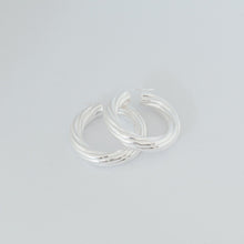 Carica l&#39;immagine nel visualizzatore di Gallery, Orecchini cerchio TWIST SILVER