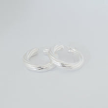 Carica l&#39;immagine nel visualizzatore di Gallery, Orecchini cerchio TWIST SILVER
