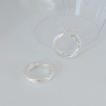 Carica l&#39;immagine nel visualizzatore di Gallery, Orecchini cerchio TWIST SILVER